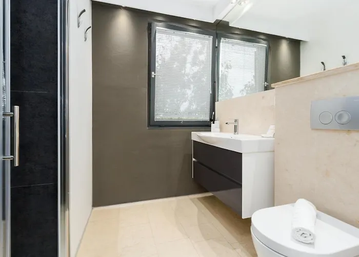 And Bori Πανσιόν